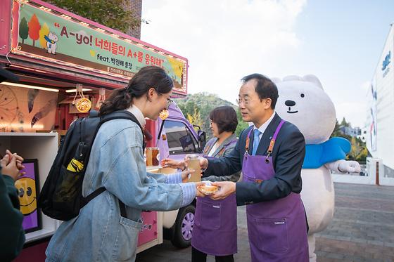 외국인 유학생 수시고사 격려 이벤트 참여